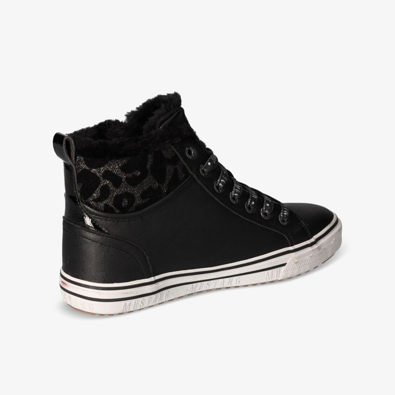 Stylischer schwarzer Sneaker mit Fellkragen und seitlichem Leopardenmuster, ideal für kühle Tage.