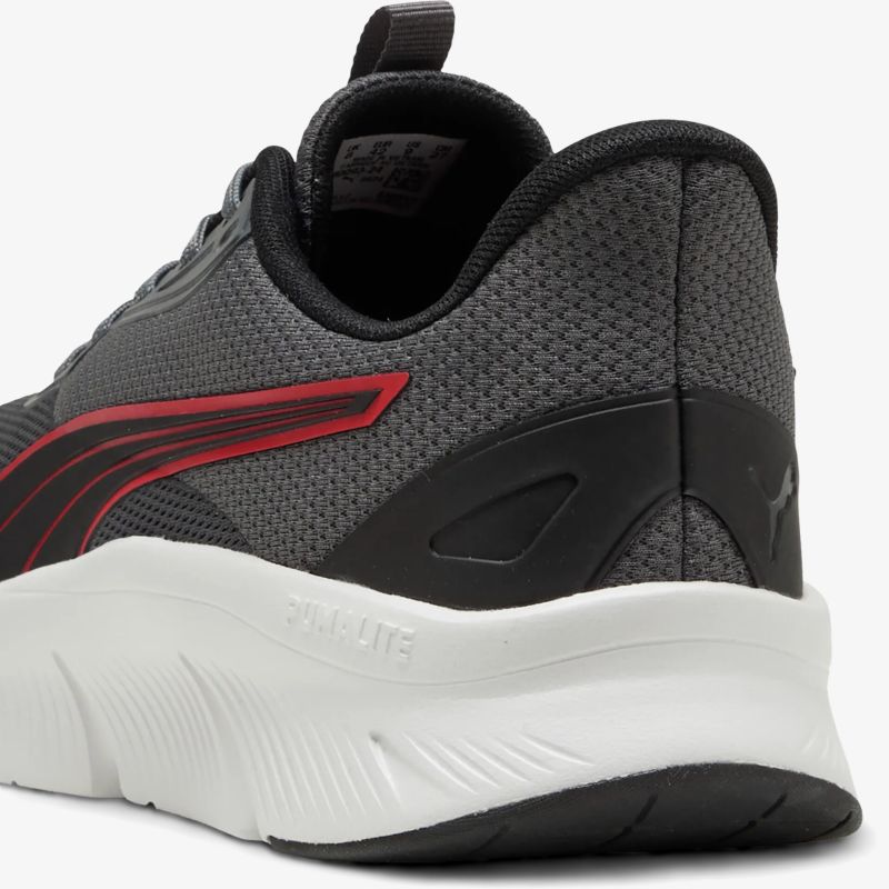 Schuh mit innovativer stoßdämpfender Sohle und atmungsaktivem, robustem Obermaterial in dunkler Farbe