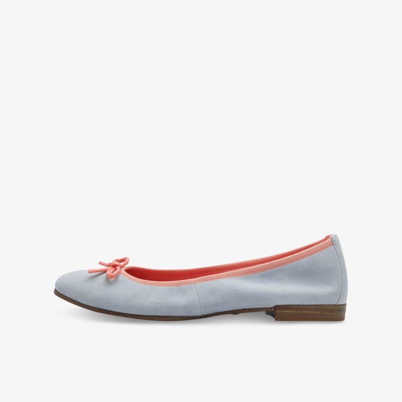 Grauer Ballerina mit rotem Rand und Schleife, seitliche Ansicht, flacher bequemer Schuh für eleganten Alltag