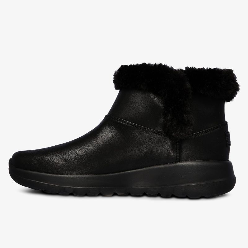 Schwarzer Warmer Stiefel mit weichem Fellfutter, komfortabler Sohle und rutschfestem Profil, seitliche Ansicht