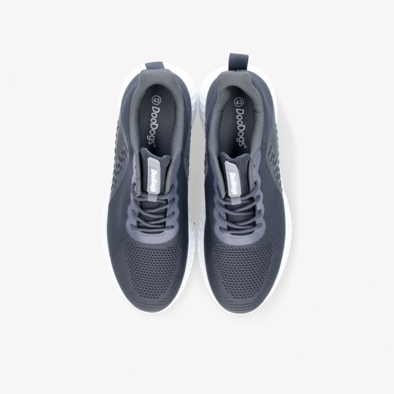 Moderner, bequemer Sportschuh mit atmungsaktivem Material und leichter Konstruktion in dunklem Grau.