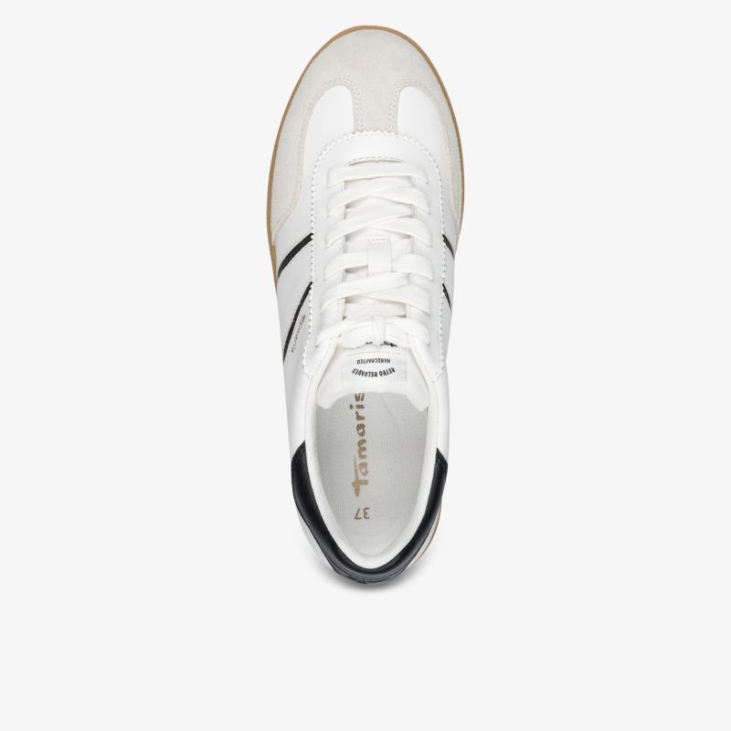 Weißer Sneaker mit klaren Linien und sportlichem Design, bequeme Passform für den Alltag