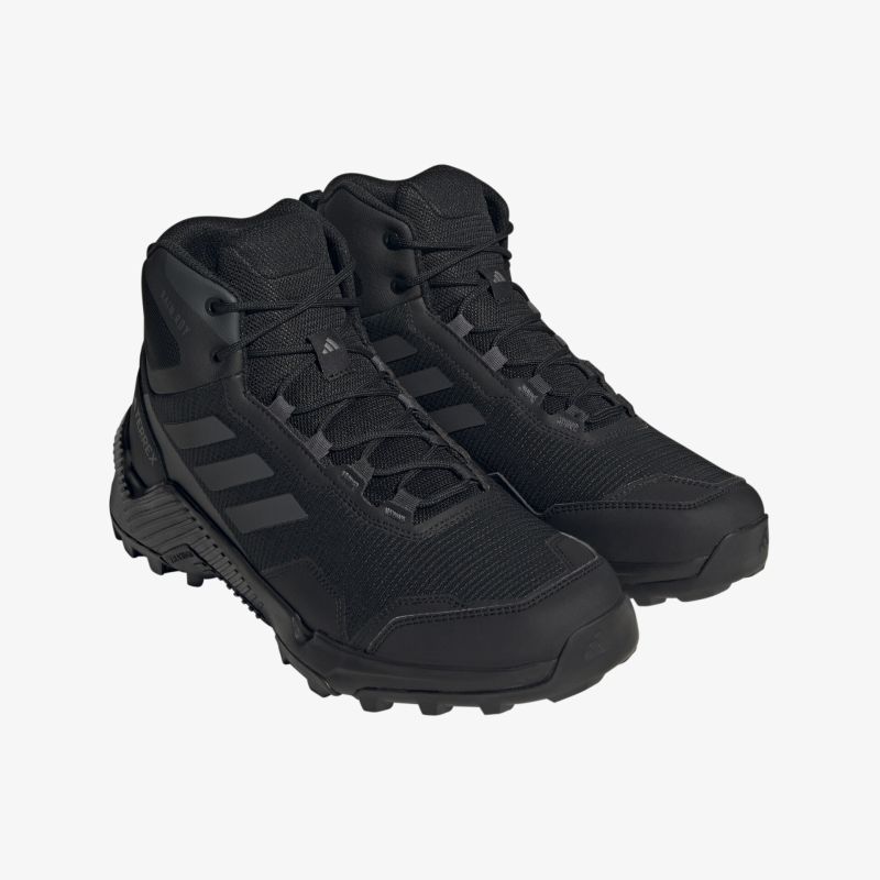 Hochwertige schwarze Wanderschuhe mit griffiger Sohle und robuster Verarbeitung für optimalen Halt und Komfort.