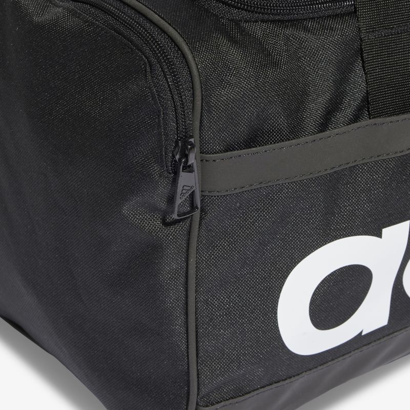 Robuste, geräumige Sporttasche mit komfortablem Design aus strapazierfähigem Material in klassischem Schwarz.