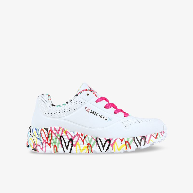 Moderner weißer Sneaker mit buntem Sohlenmuster und pinken Schnürsenkeln für sportlichen Komfort