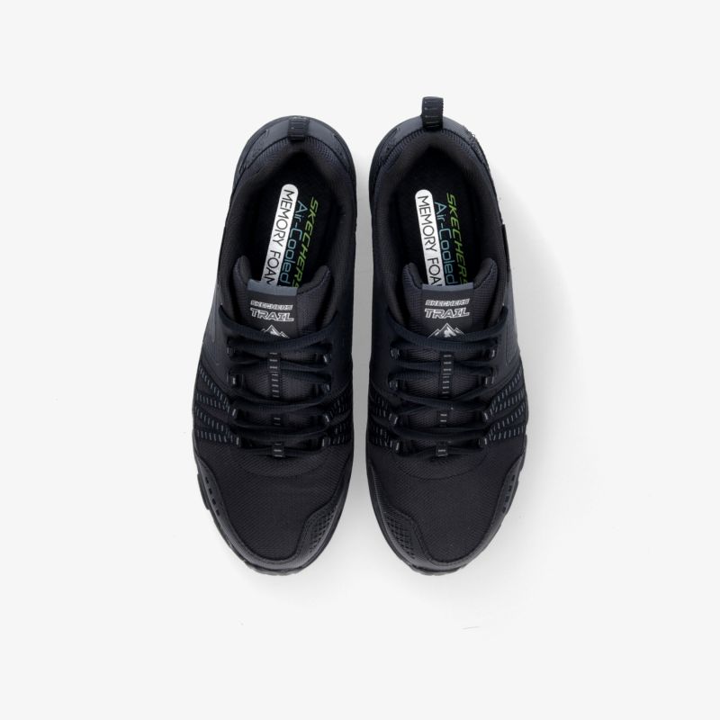 Leichte, sportliche Schuhe in Schwarz mit bequemer Passform und stilvollem Design aus der Vogelperspektive.