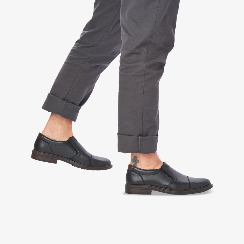 Elegante schwarze Lederschuhe mit robustem Design und bequemer Passform, ideal für vielseitige Anlässe.