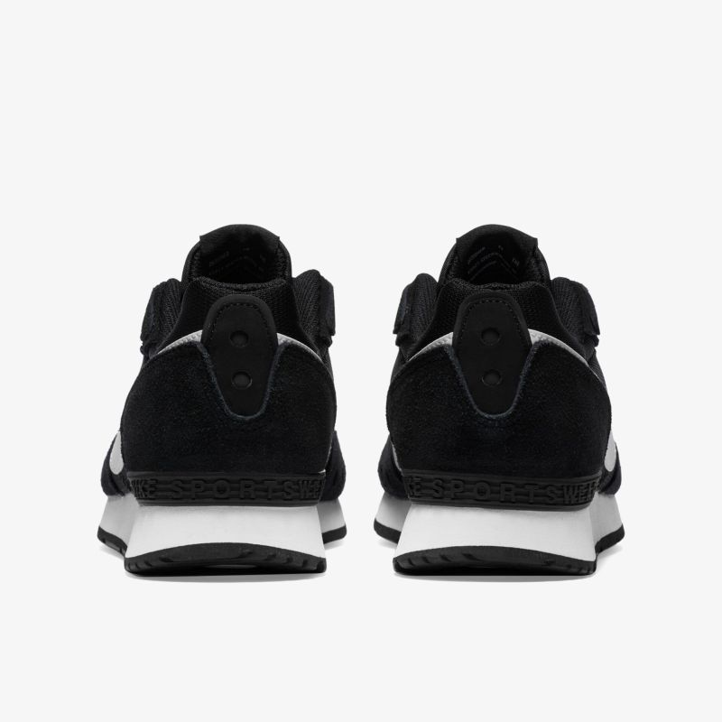 Schwarze Sneaker mit weißer Sohle, perfekte Kombination aus Stil und Komfort, ideal für den täglichen Gebrauch.