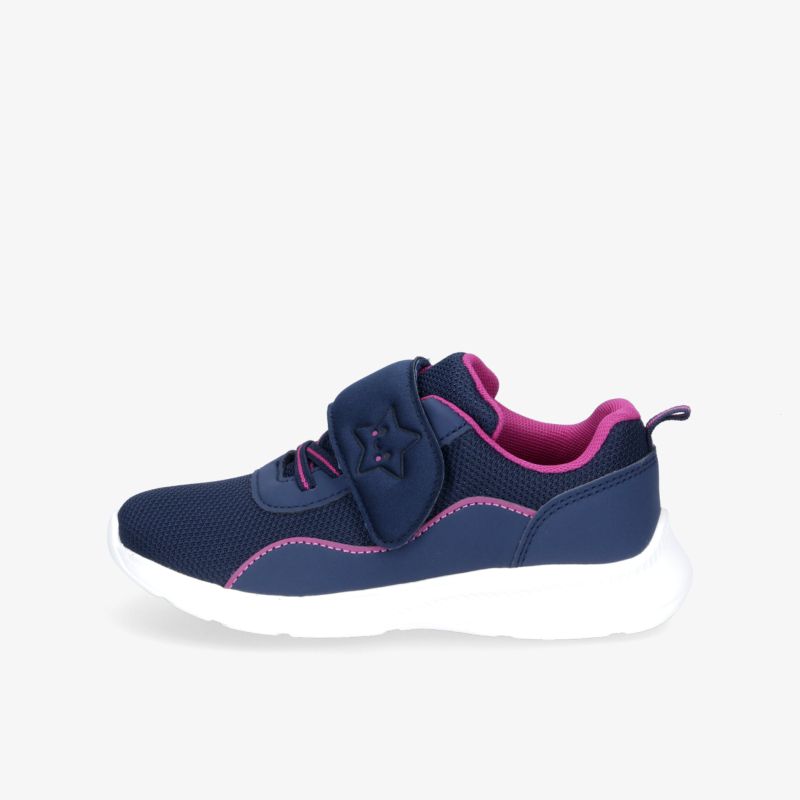 Bequemer blauer Sneaker mit Klettverschluss und rutschfester Sohle, Akzente in Pink, ideal für sportliche Aktivitäten.