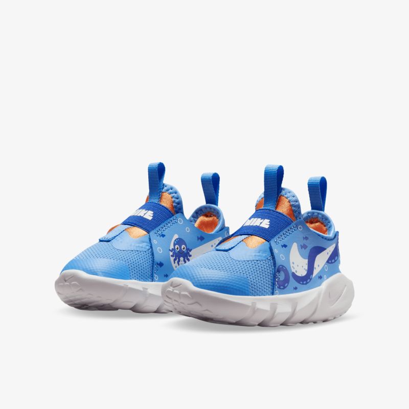 Bequeme blaue Sportschuhe mit Klettverschluss und rutschfester Sohle, ideal für Bewegungsfreiheit und Komfort.