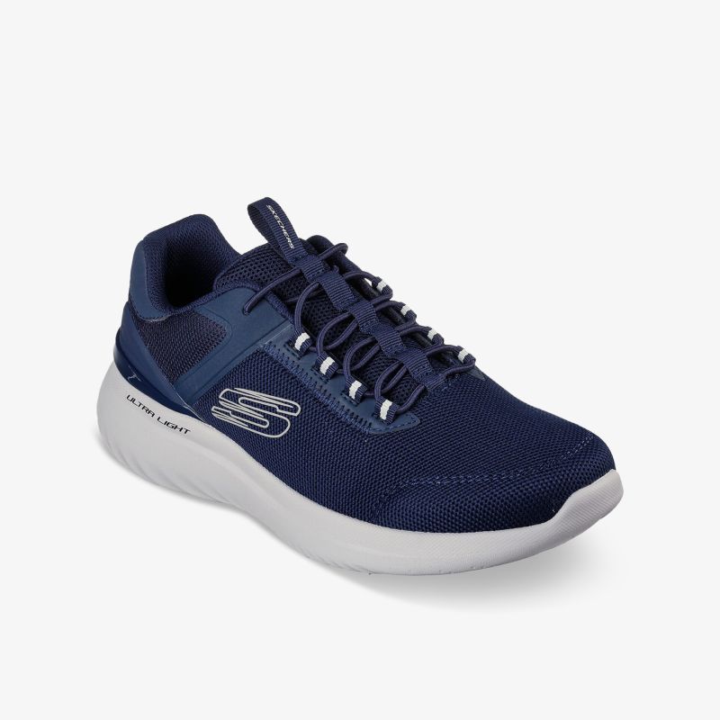 Moderner blauer Sneaker mit atmungsaktiver Oberfläche und rutschfester Sohle. Ideal für sportliche Aktivitäten.