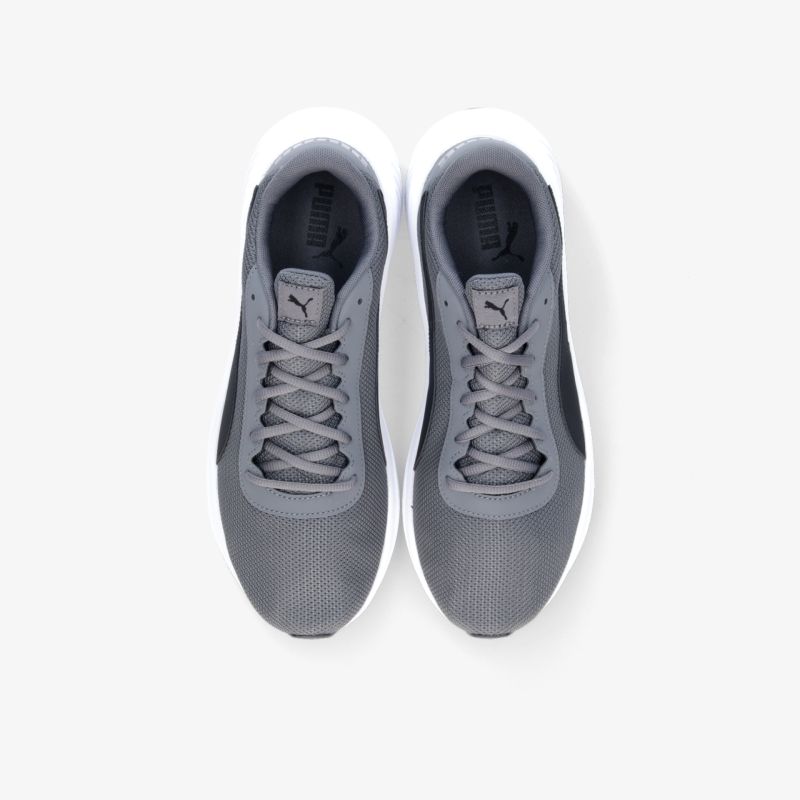 Moderne graue Sneaker mit atmungsaktivem Mesh-Obermaterial und bequemer Dämpfung, ideale Wahl für Sport und Freizeit.