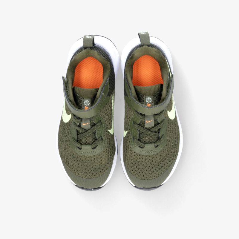Grüne Sneakers mit atmungsaktivem Mesh-Obermaterial und rutschfester Sohle, ideal für sportliche Aktivitäten.