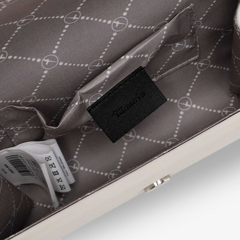 Detailaufnahme des Innenraums einer Tasche mit sichtbarem Label und Reißverschluss