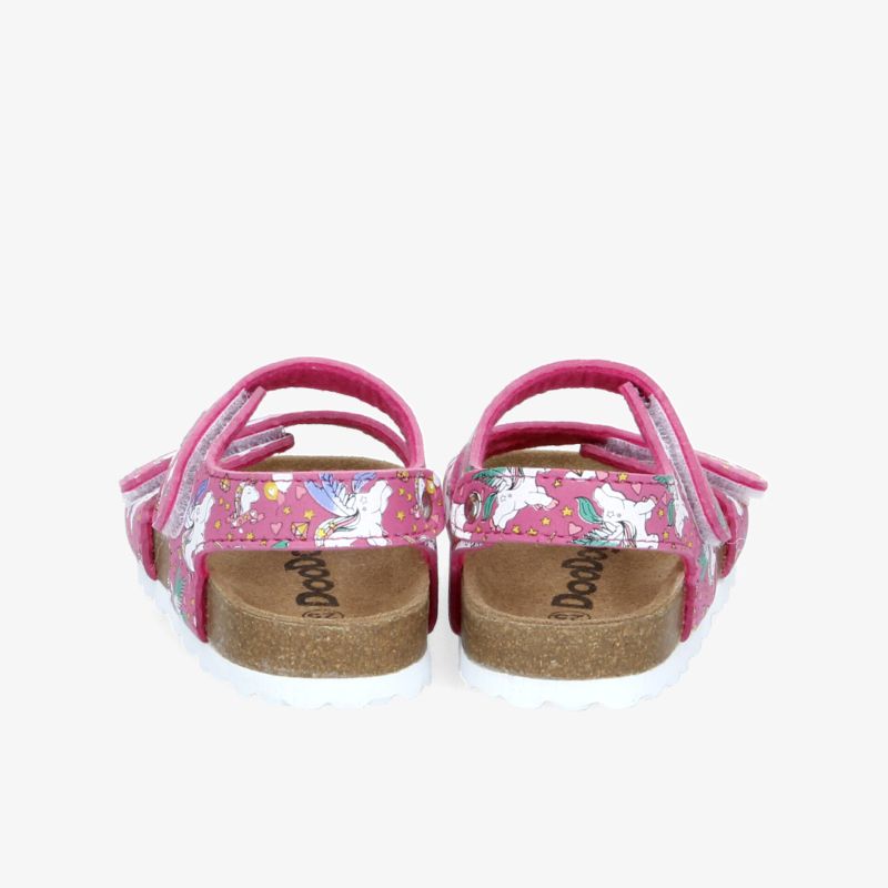 Funkelnde rosa Sandalen mit Einhornmuster und bequemer Sohle, perfekter Halt für sommerliche Abenteuer.