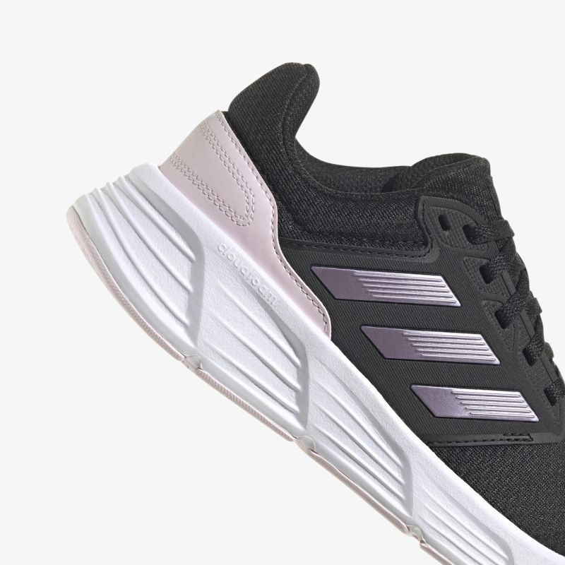 Moderner Laufschuh mit atmungsaktivem Obermaterial und dämpfender Sohle für maximalen Komfort beim Training.