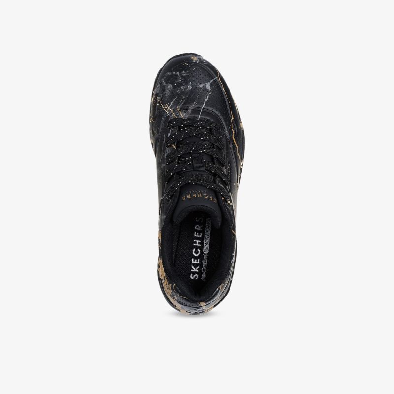Schwarzer sportlicher Sneaker mit Marmorierung in Draufsicht, leichter und bequemer Komfort, flexible Schnürung