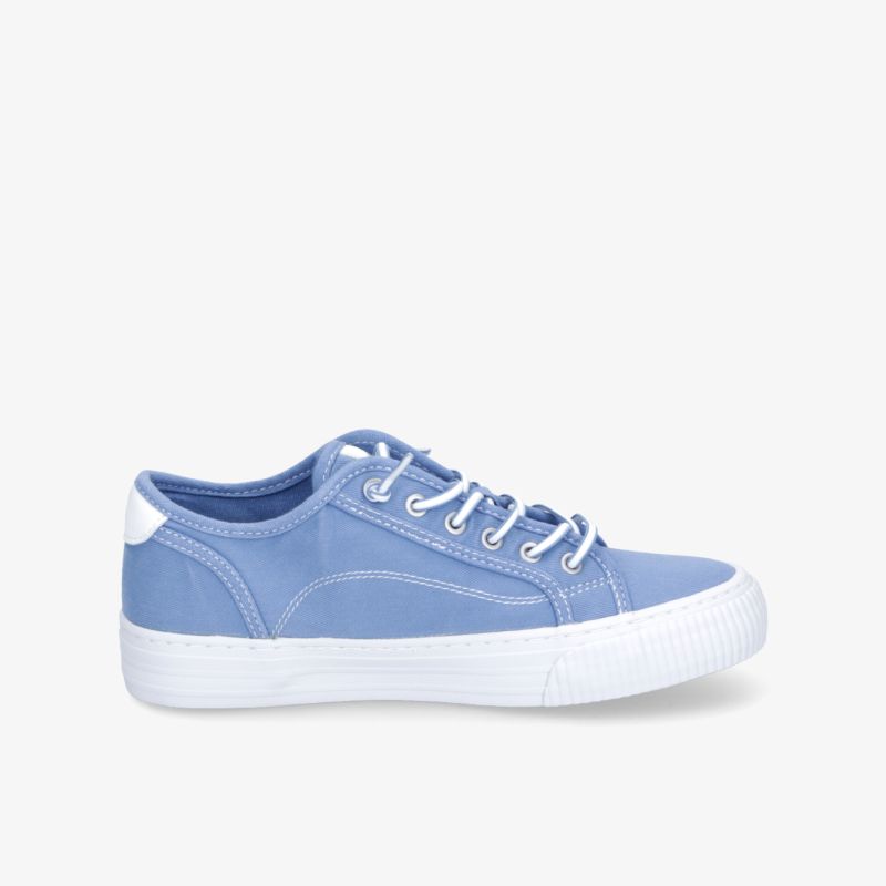 Seitliche Ansicht eines blauen Sneakers mit weißer Sohle und Schnürsenkeln, leichter und bequemer Alltagsschuh