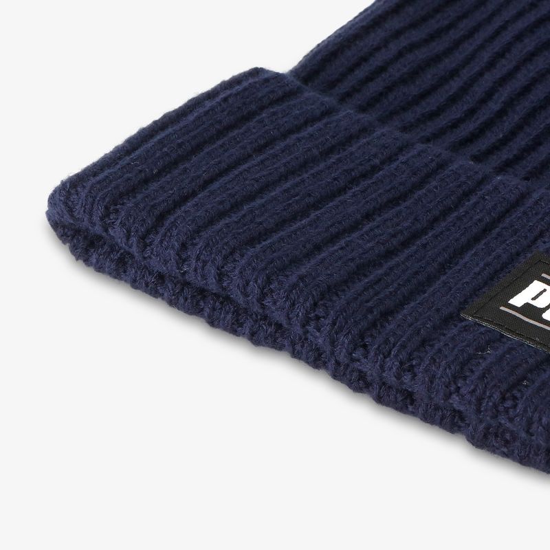 Rippstrickmütze in Navy für kalte Tage, mit stilvollem Logo-Detail, warm und bequem.