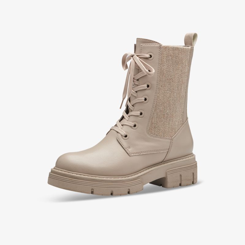 Stylische beige Schnürboots mit robuster Sohle und seitlichem Stoffeinsatz, ideal für vielseitige Outfits.