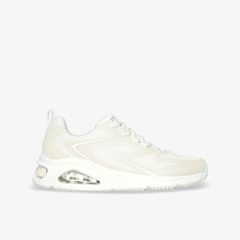 Moderner weißer Sneaker mit stabiler, gepolsterter Sohle für hohen Tragekomfort und dynamisches Design