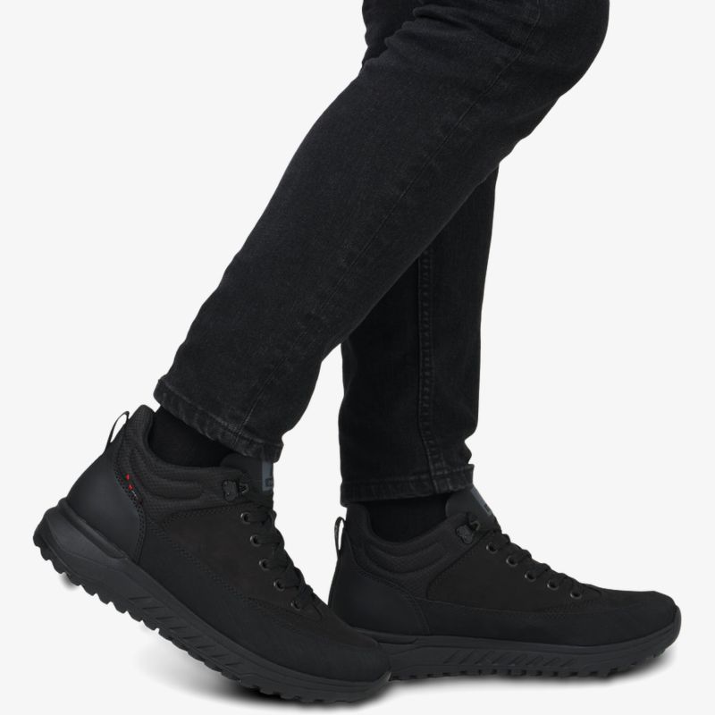 Schwarze Sneaker mit rutschfester Sohle, bequem und stylisch, getragen am Fuß in seitlicher Ansicht