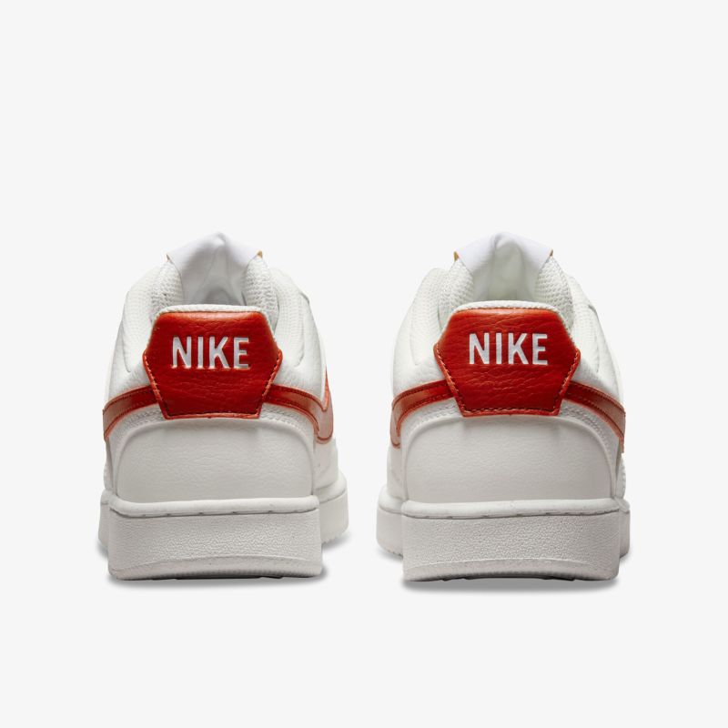 Weiße Sneaker mit rotem Akzent, ideal für lässige und stylische Outfits. Komfortables Tragegefühl und langlebige Materialien.