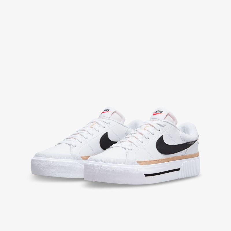 Elegante weiße Sneaker mit auffälligem schwarzem Logo und komfortabler Passform für den täglichen Gebrauch.