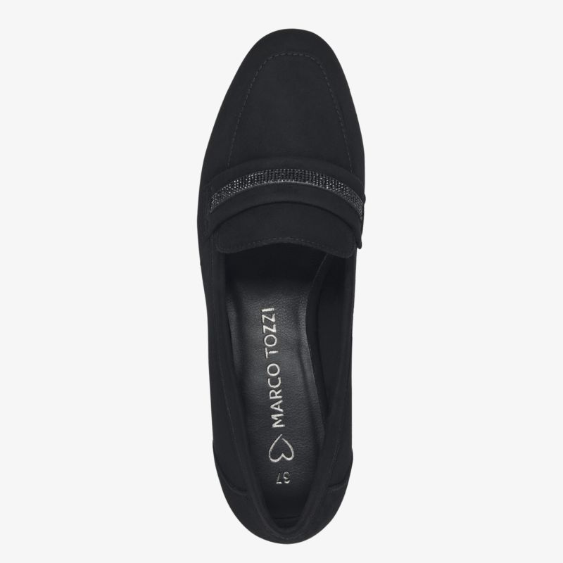 Schwarzer Slipper mit weichem Material und eleganten Nahtdetails in klassischem, vielseitigem Design
