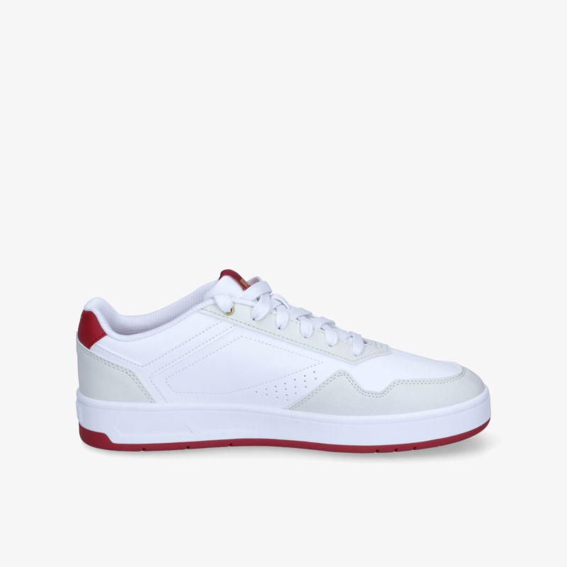 Moderner weißer Sneaker mit roter Sohle, sportlich, leicht und bequem für den Alltag geeignet