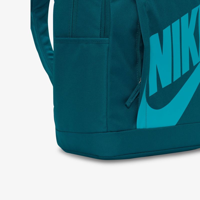 Stylischer blauer Nike Rucksack mit großzügigem Stauraum und ikonischem Logo auf der Seite.