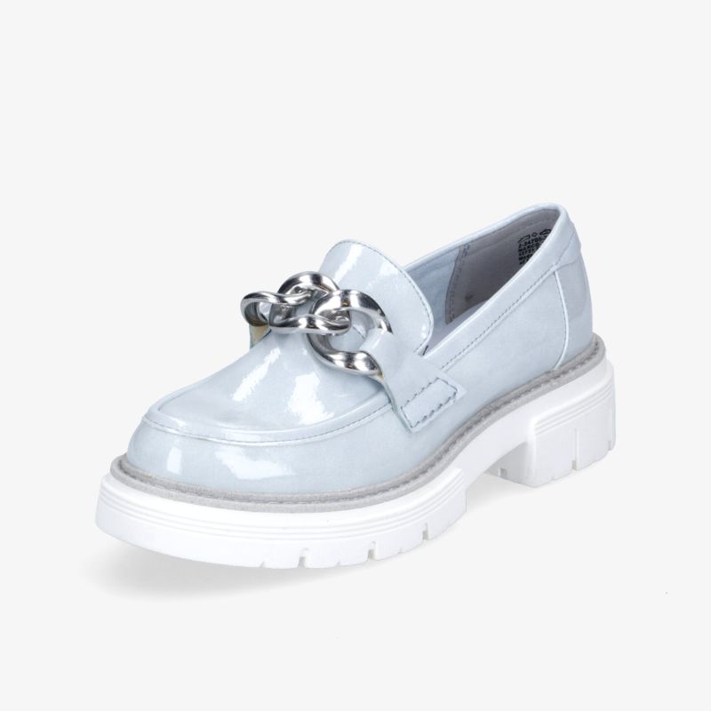 Eleganter blauer Lackleder-Loafer mit auffälliger Metallkette und weißer Sohle.