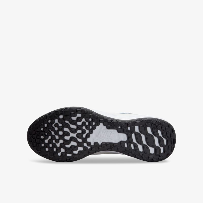 Rutschfeste Sohle für optimalen Grip und Komfort beim Sport, langlebige Materialien, flexible Dämpfung.