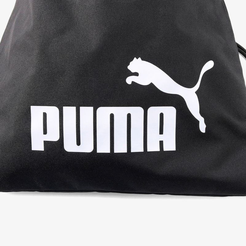 Schwarze Sporttasche von Puma mit sichtbarem Logo, ideal für Freizeit und Sport.