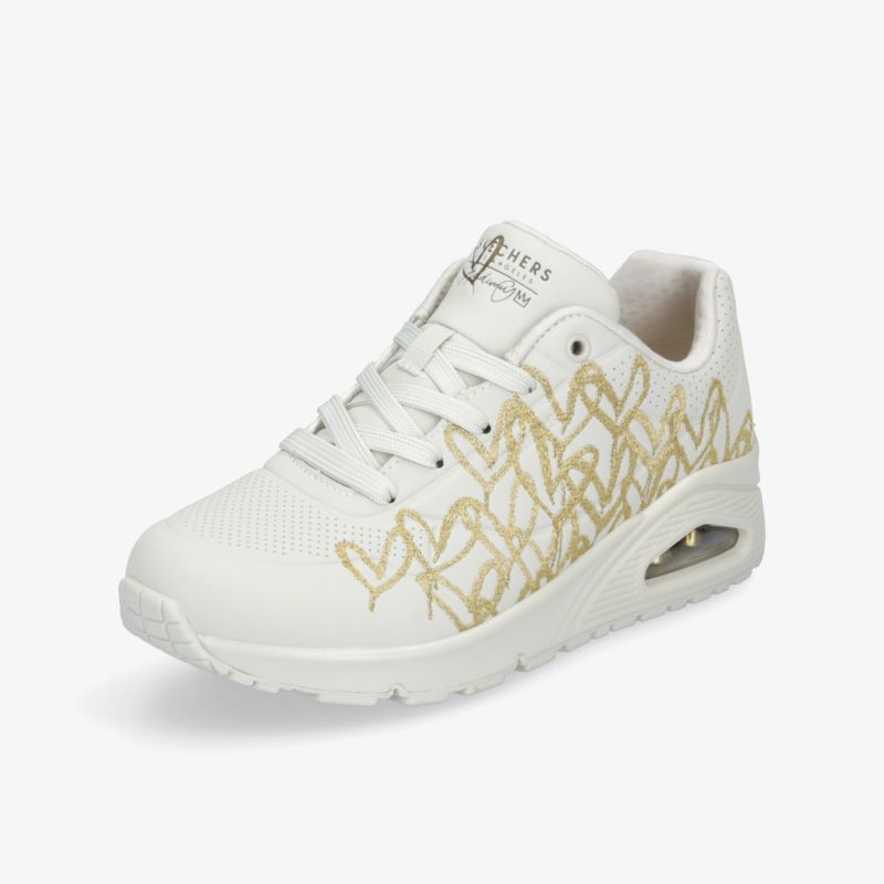 Weißer Sneaker mit goldfarbenem Musterdetail, gepolstertem Komfort und flexibler Sohle in schräger Frontansicht