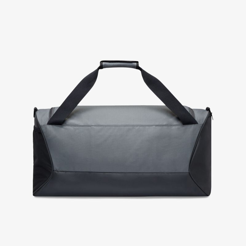 Stilvolle und geräumige Sporttasche mit robuster Bauweise und praktischem Tragekomfort.