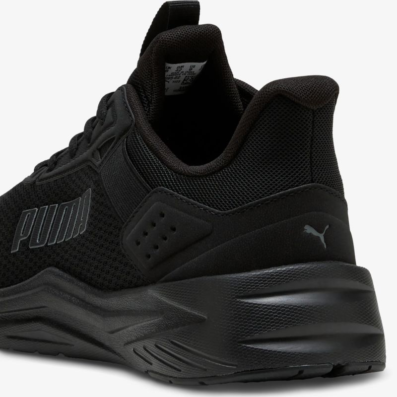 Schwarzer moderner Sportschuh mit robustem Material und komfortablem Polster am Fersenbereich