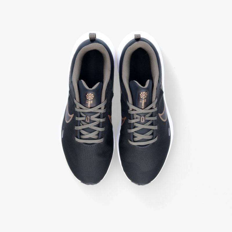 Leichte und bequeme schwarze Laufschuhe mit Schnürung von oben, ideal für sportliche Aktivitäten.