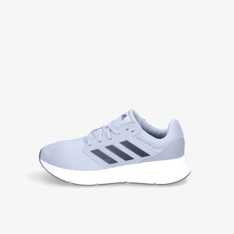 Moderner grauer adidas Sneaker mit atmungsaktivem Obermaterial und komfortabler Sohle seitlich abgebildet.