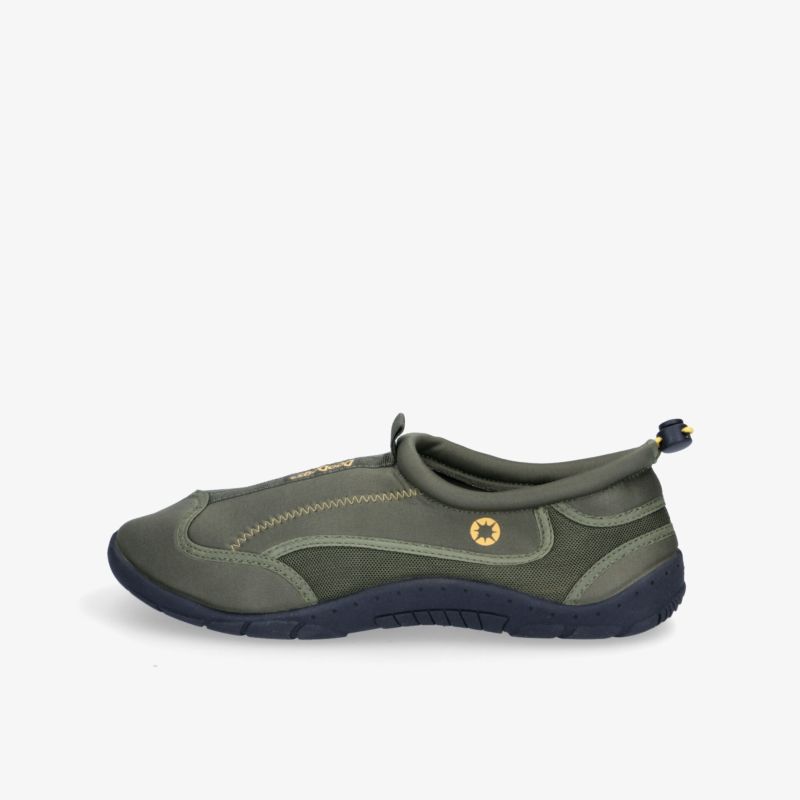 Bequemer Slip-on Schuh in Olivgrün mit rutschfester Sohle, ideal für Outdoor-Aktivitäten.