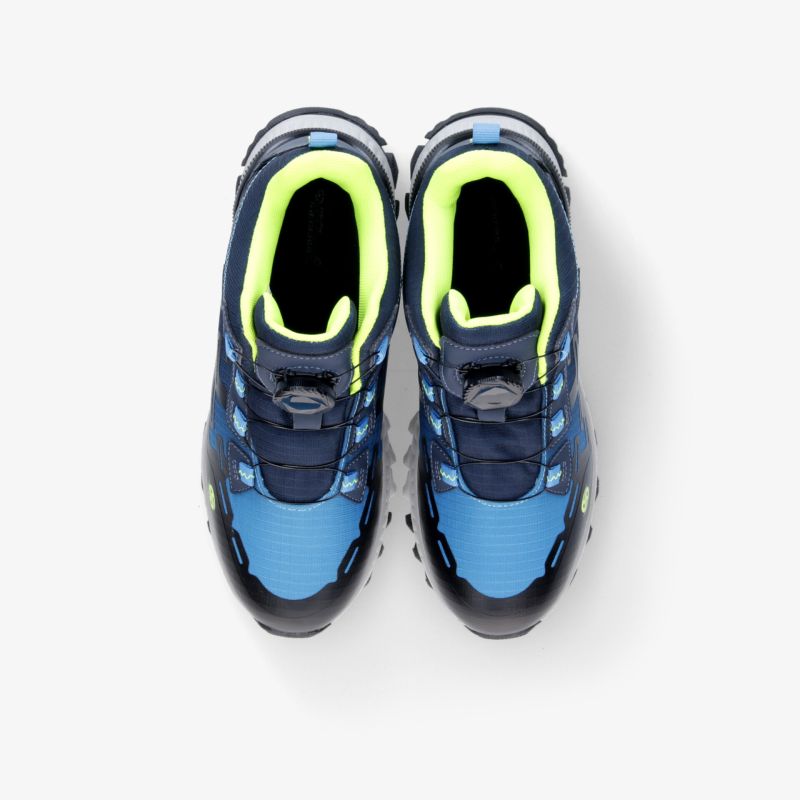 Blaue Turnschuhe mit neongelben Akzenten und stoßdämpfender Sohle, von oben betrachtet.