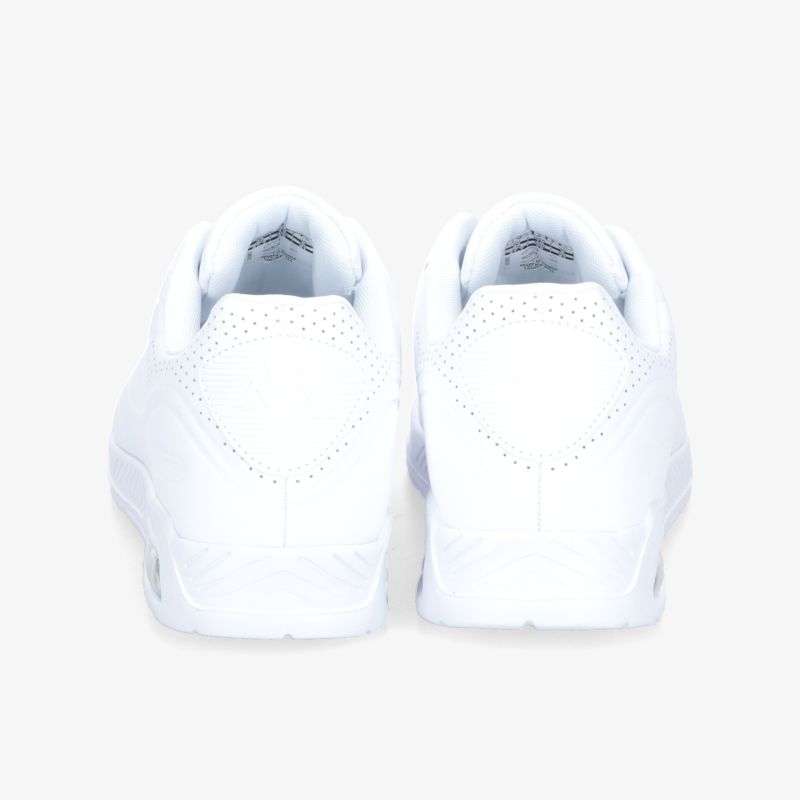 Rückansicht von weißen Schuhen, schlichtes Design, ideal für jeden Anlass.