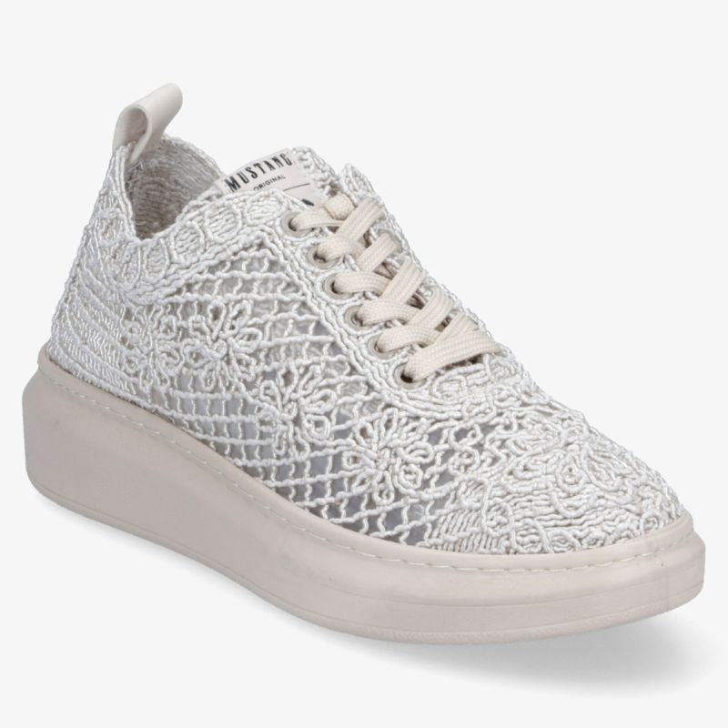 Moderner, leichter weißer Sneaker mit atmungsaktivem Material und flexibler Sohle in schräger Vorderansicht