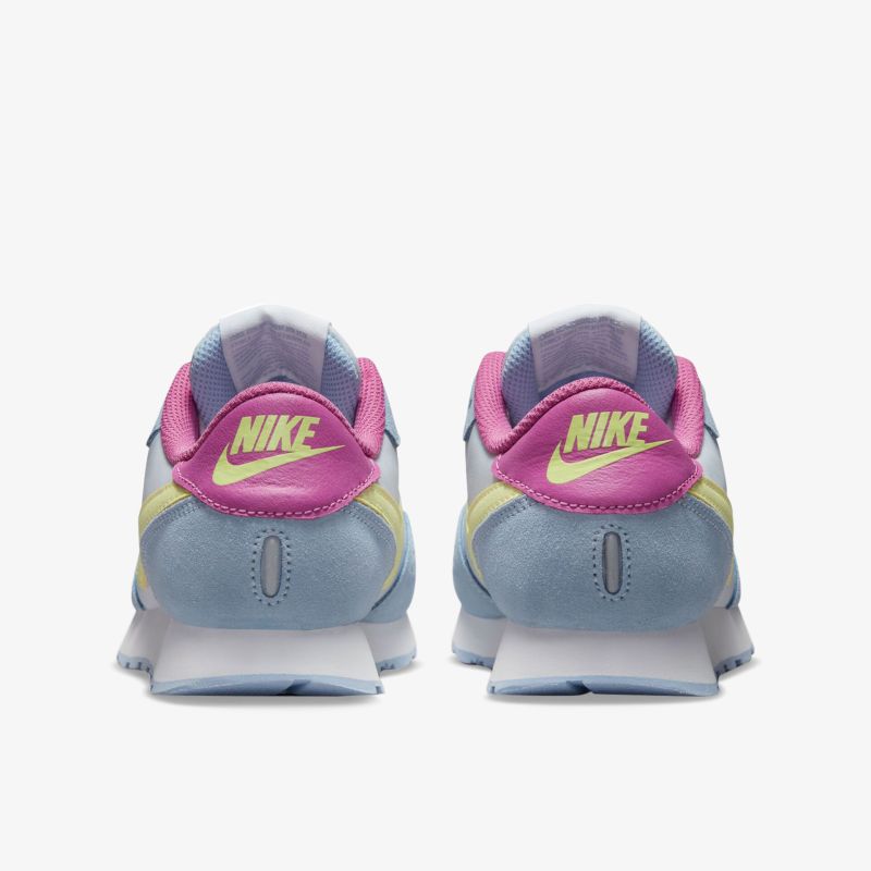 Bunte Nike-Sneaker, moderne Ästhetik, helle Farben und sportliches Design, Rückansicht