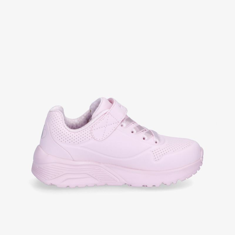 Pastellrosa Sneaker mit praktischer Klettverschluss-Lasche und rutschfester Sohle für ultimativen Komfort.