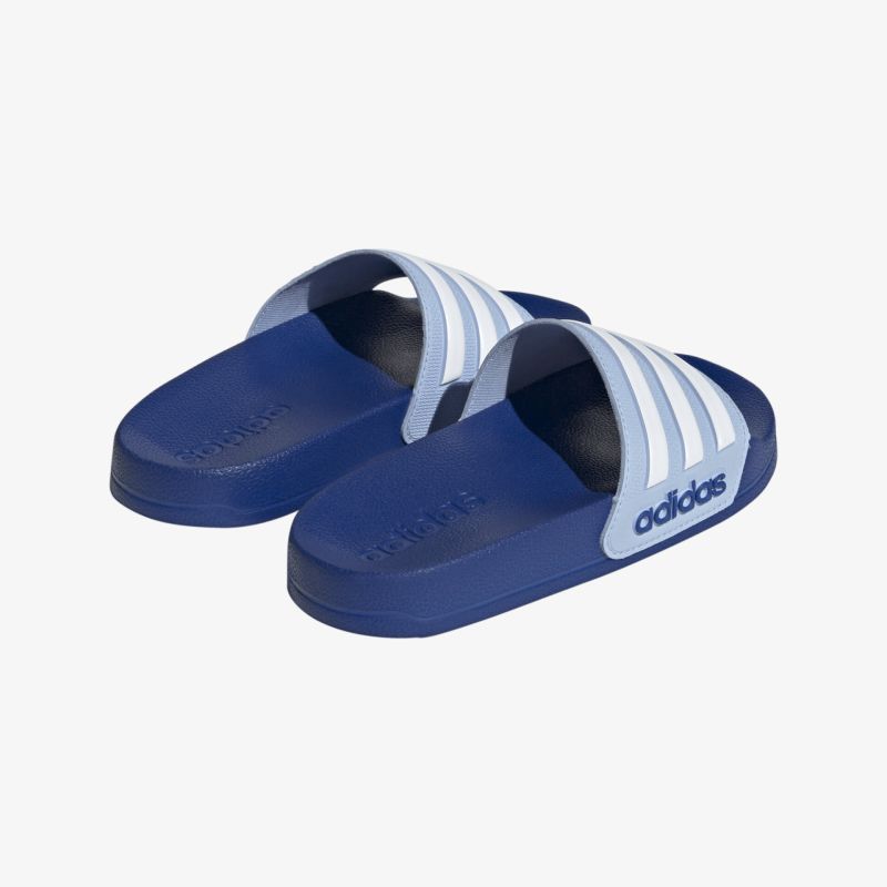Adidas Pantoletten in Blau mit ikonischen Streifen und gepolstertem Fußbett für maximalen Komfort.