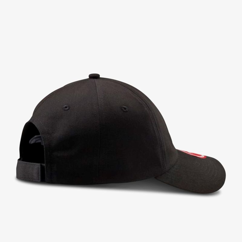 Schwarzes Baseballcap mit verstellbarem Verschluss, ideal für sportliche Aktivitäten und Freizeit.