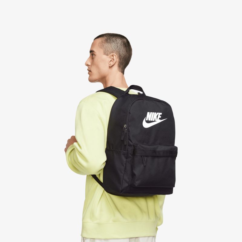 Schwarzer Nike Rucksack, robust und komfortabel, mit großem Hauptfach und verstellbaren Trägern, ideal für Alltag