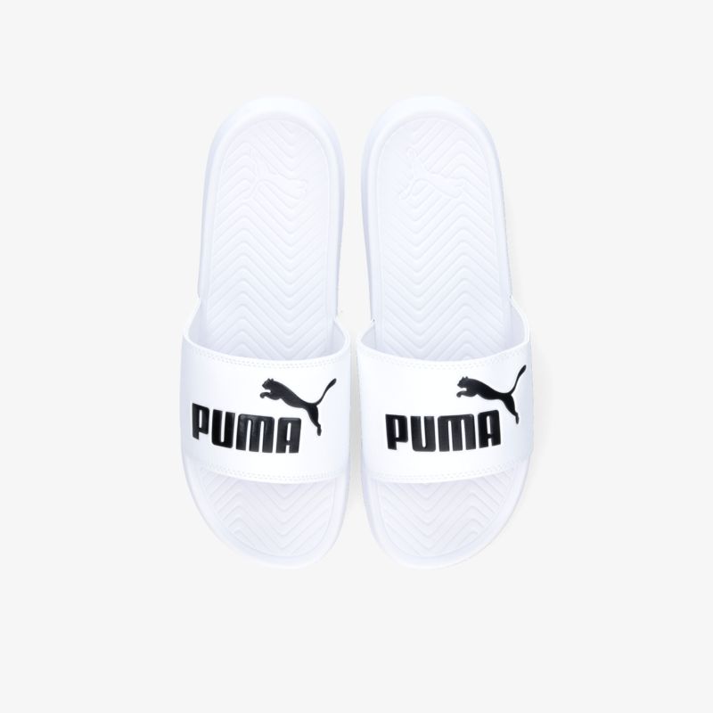 Stylische weiße Puma Slides mit markantem Logo, ideal für Komfort und lässigen Look.