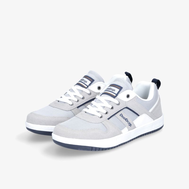 Weiße und graue Sneaker mit sportlichem Design und bequemer Passform.